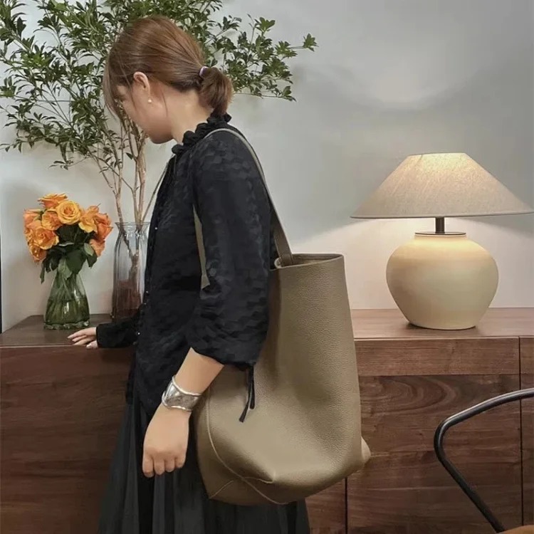 TR high goods 2025 new cowhide bucket bag large capacity European and American shoulder bag commuter high-end handbag for women