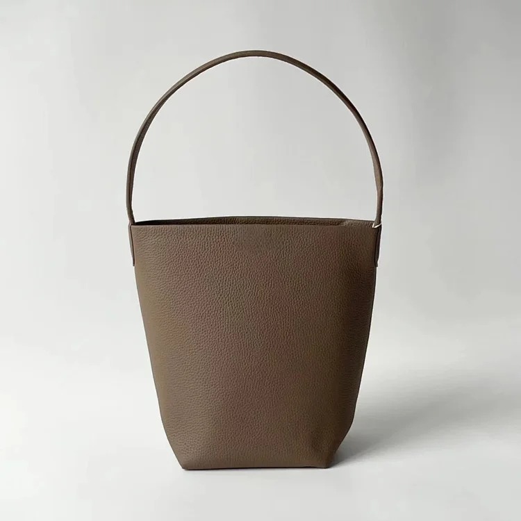 TR high goods 2025 new cowhide bucket bag large capacity European and American shoulder bag commuter high-end handbag for women