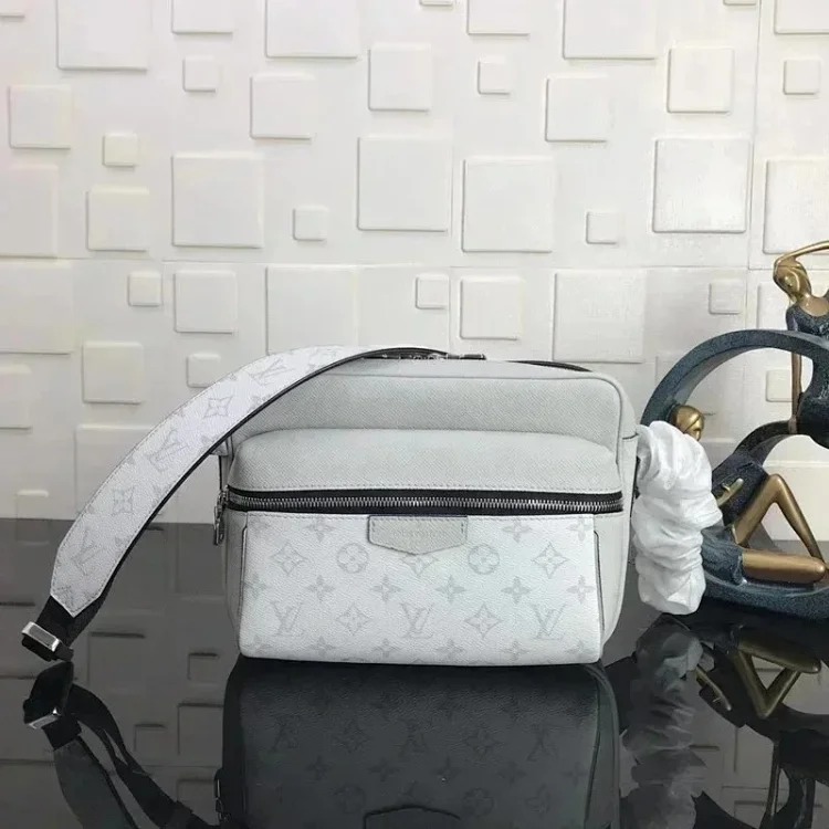 L20 super popular retro messenger bag image 3