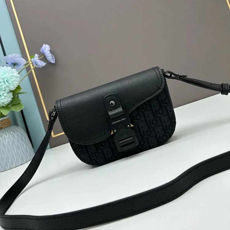 Dior Saddle bag messenger bag series collection. Grained cow leather