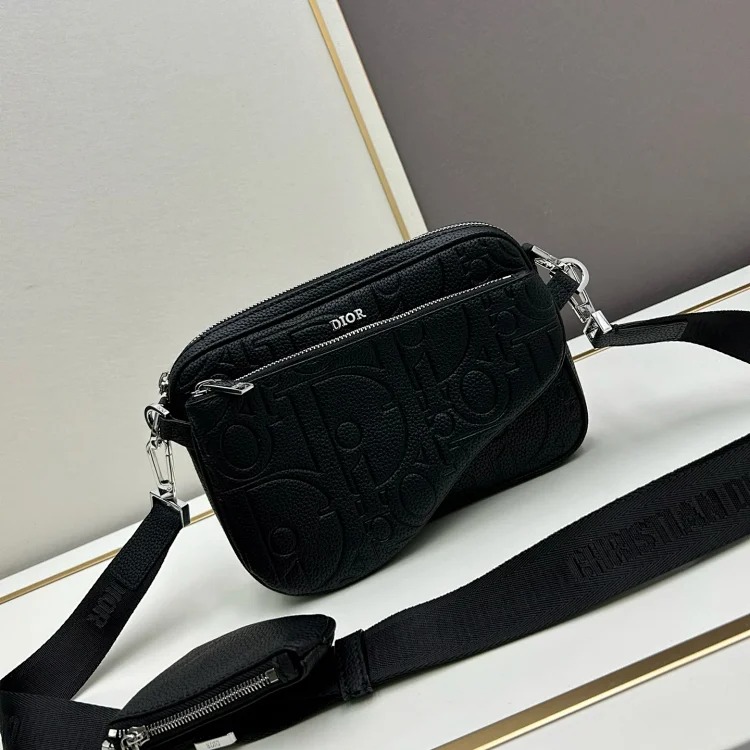 Dior Saddle bag messenger bag series collection. Grained cow leather