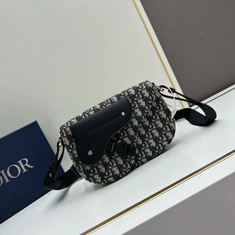 Dior Saddle bag messenger bag series collection. Grained cow leather