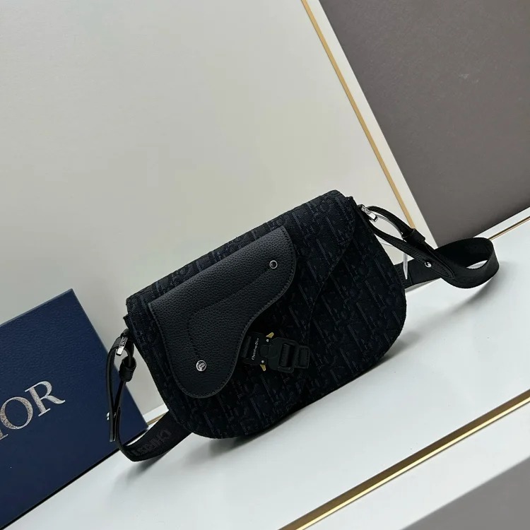 Dior Saddle bag messenger bag series collection. Grained cow leather