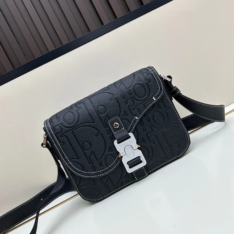 Dior Saddle bag messenger bag series collection. Grained cow leather