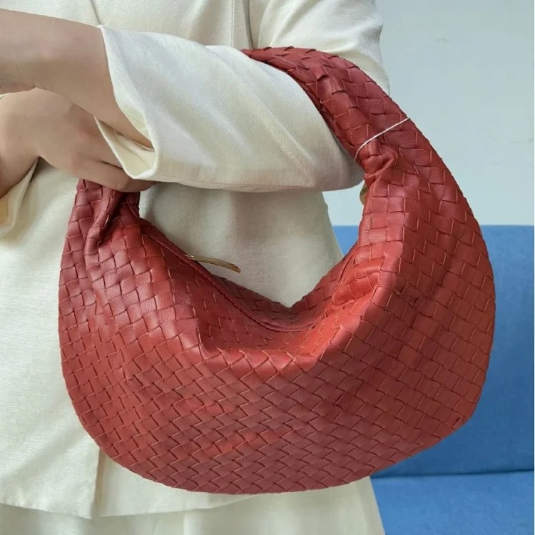 High-end woven bag for women 2025 new fashion bag single shoulder armpit bag large capacity horn portable crescent bag