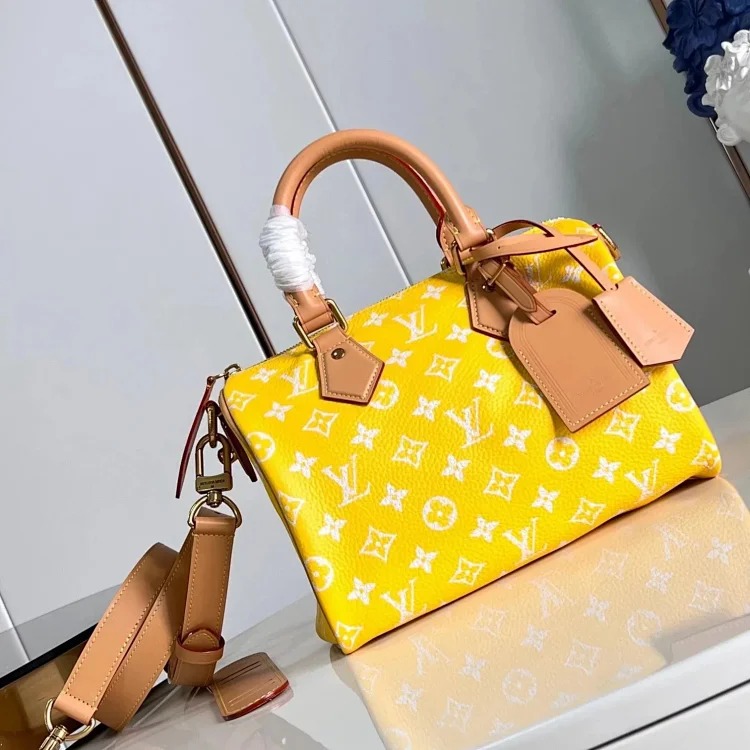 Leather handbag with luxurious feel image 3