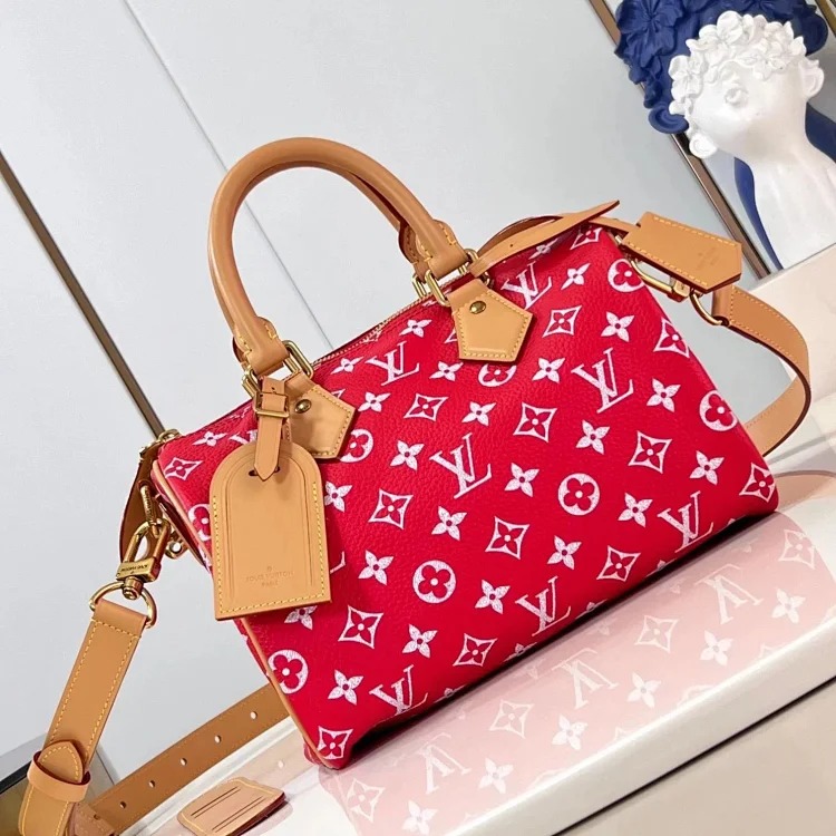 Leather handbag with luxurious feel image 4