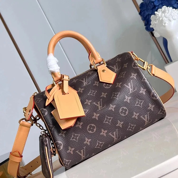 Leather handbag with luxurious feel image 5