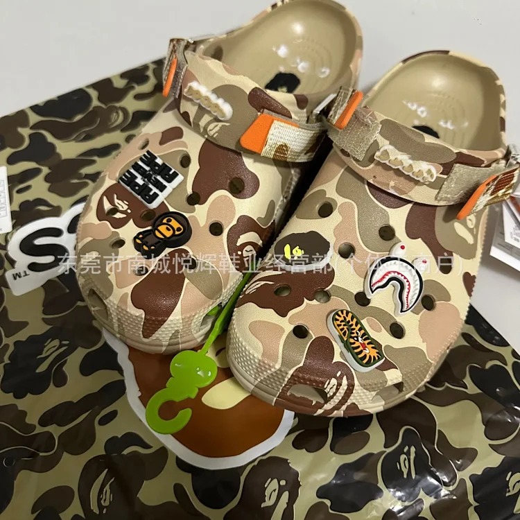 Co-branded ape-man camouflage beach shoes, Crocs, low-top casual Velcro sandals, men's and women's slippers