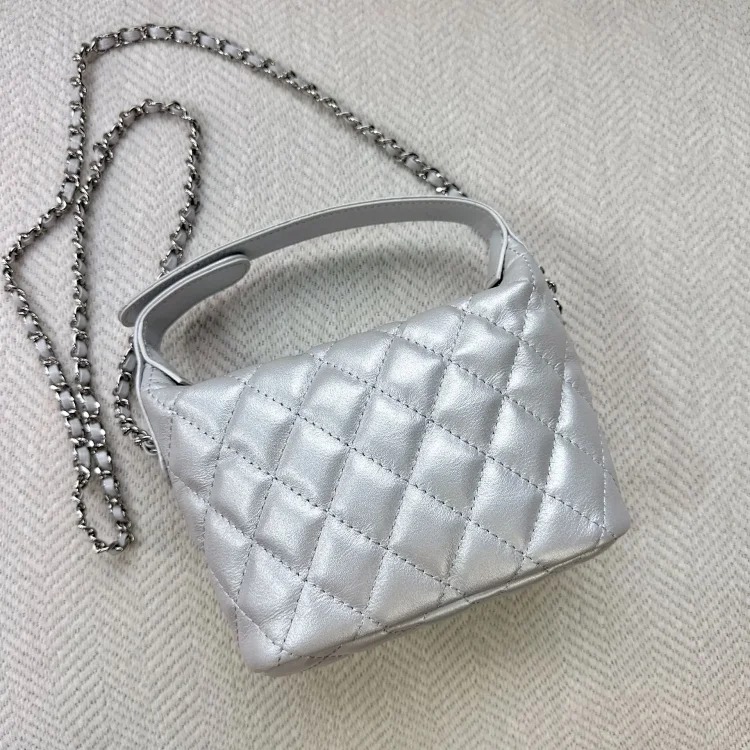 Celine 2025 new style first-layer cowhide small fragrant rhombus chain lunch box bag, fashionable and versatile one-shoulder cross-body hand-carrying women's bag image 3
