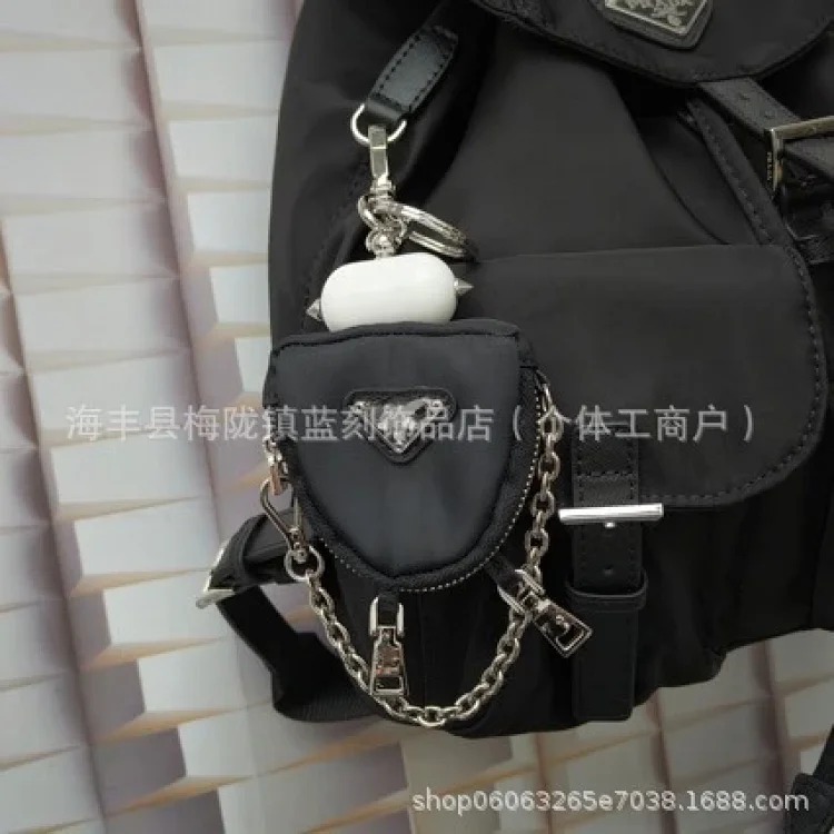 Pujia keychain bag robot pendant trendy brand titanium steel keychain can be used to deliver bag pendants on behalf of others