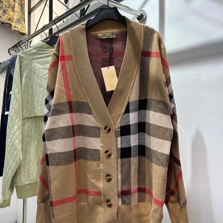 Fashion and versatile sweaters for autumn and winter