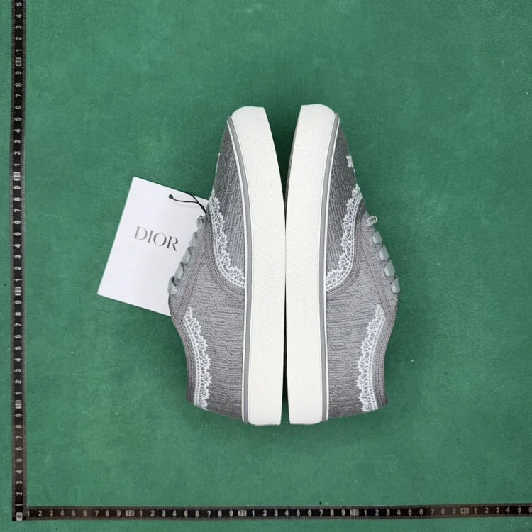 Embroidered printed lace embellished low-top canvas shoes TT4