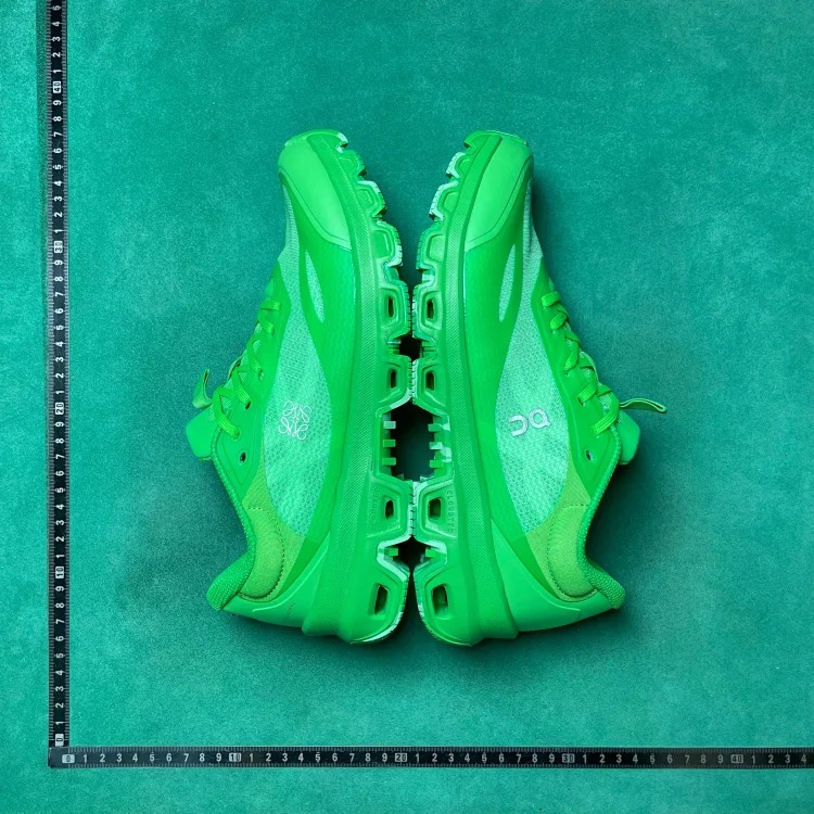 Fashionable, comfortable and breathable low-cut running shoes B3D image 3