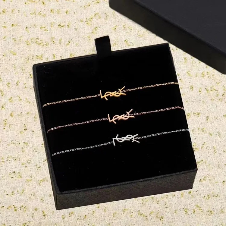 Louis Vuitton Letter bracelet for women, light luxury, simple, versatile, exquisite bracelet, waterproof, non-fading, adjustable, 1:1 original material, complete package