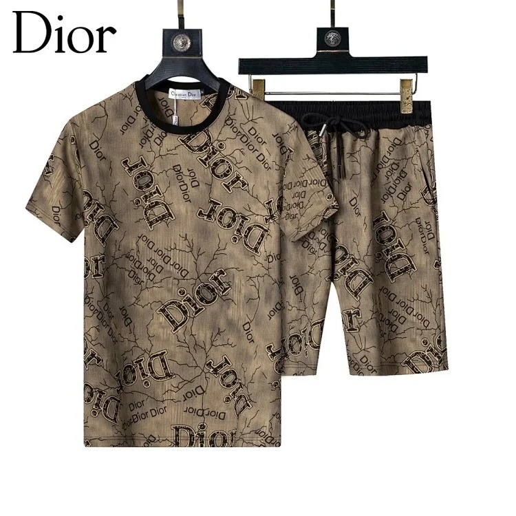 Fashionable short-sleeved shorts suit