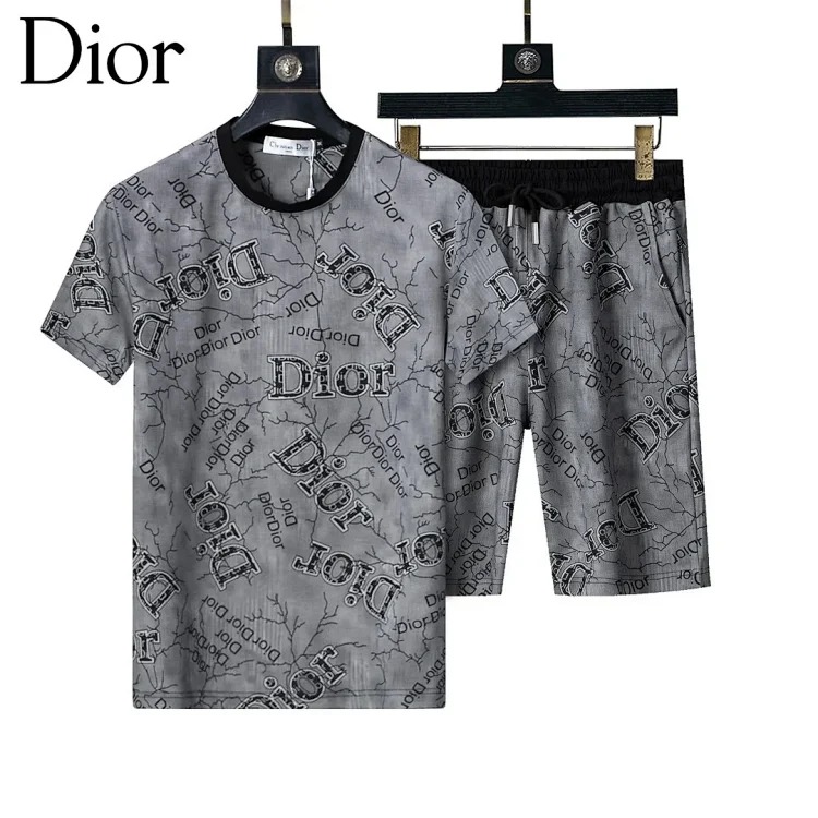 Fashionable short-sleeved shorts suit