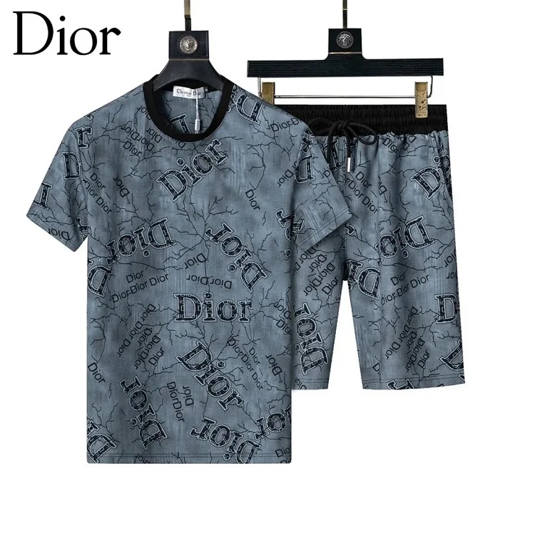 Fashionable short-sleeved shorts suit