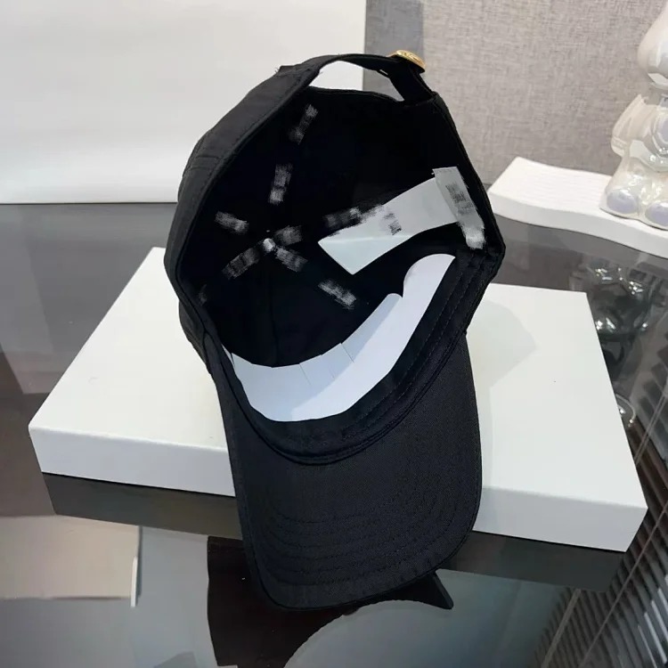 Super stylish and looks small The hottest street trend baseball cap with letter embroidery, black and white sun visor