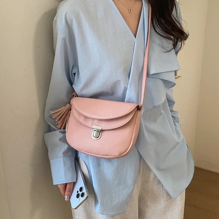 Dior Korean style niche design litchi pattern semicircle flip saddle bag 2026 new style trendy simple lock buckle shoulder crossbody bag