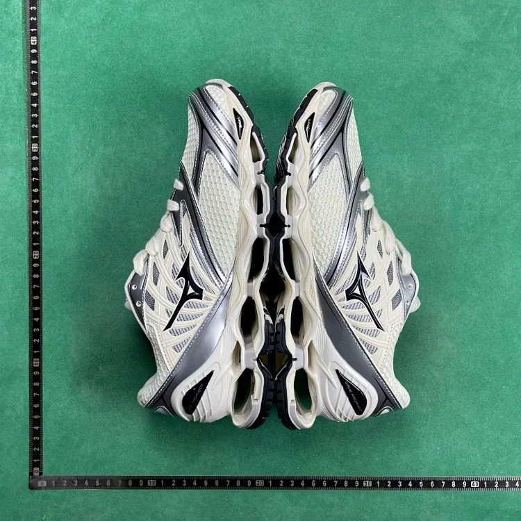 KO4 comfortable and durable running shoes image 3