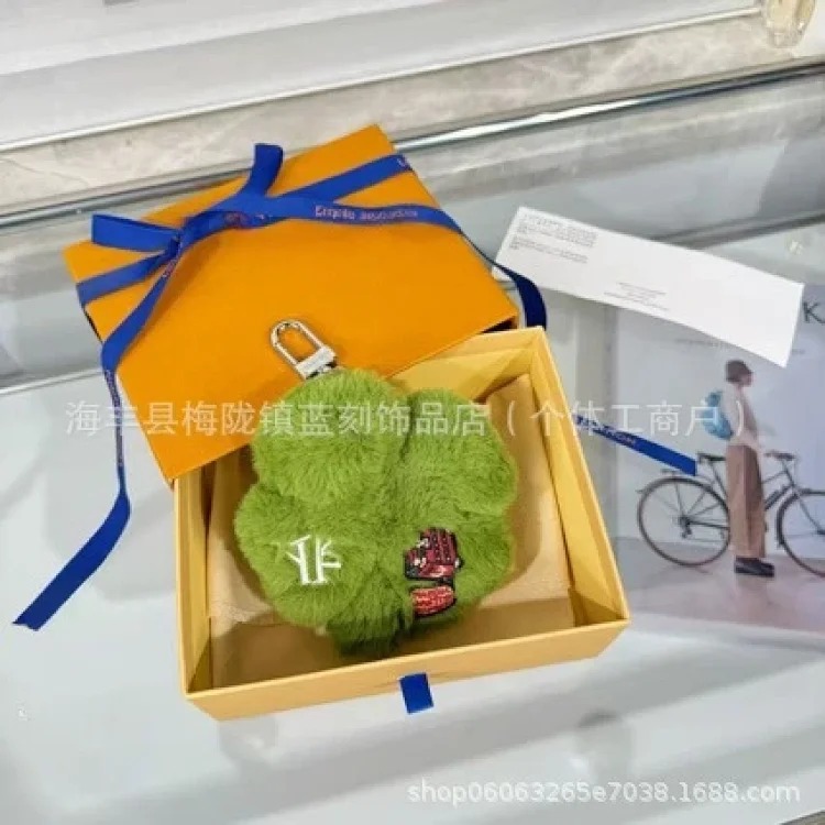 New plush four-leaf clover keychain sunflower alloy pendant European and American fashion trend love bag chain
