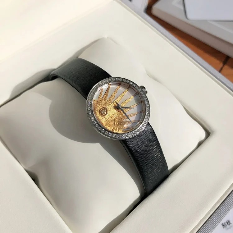 Original order The latest model of Dior LA D DE series quartz women's watch, available in three colors. Each model comes with a silk strap, elegant 25mm diameter women's watch