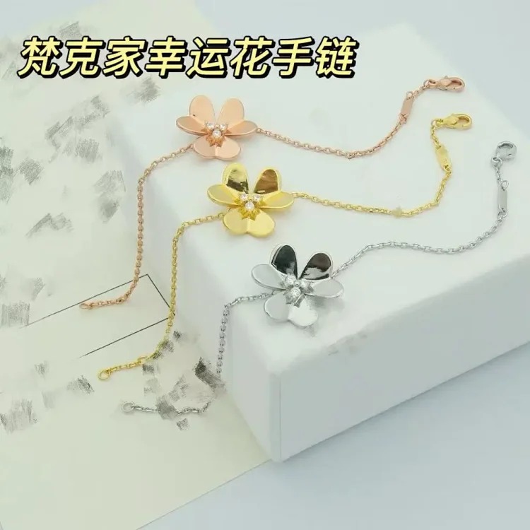 Four-leaf clover lucky clover bracelet women's petal titanium-plated steel pendant summer flower clavicle chain niche bracelet bracelet