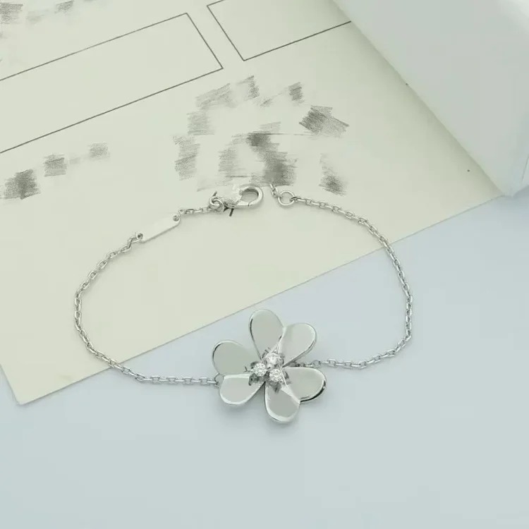 Four-leaf clover lucky clover bracelet women's petal titanium-plated steel pendant summer flower clavicle chain niche bracelet bracelet