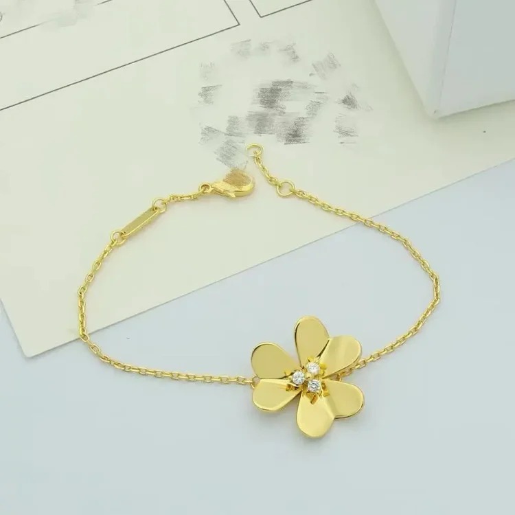 Four-leaf clover lucky clover bracelet women's petal titanium-plated steel pendant summer flower clavicle chain niche bracelet bracelet