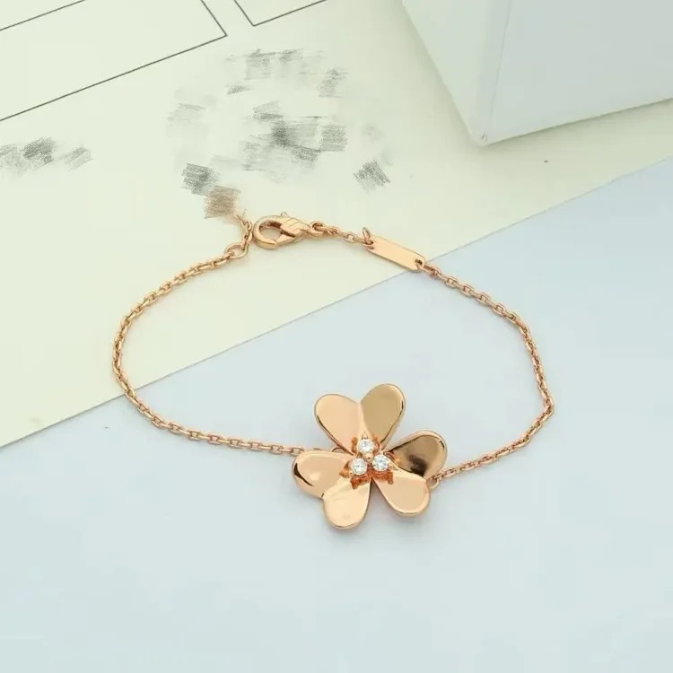 Four-leaf clover lucky clover bracelet women's petal titanium-plated steel pendant summer flower clavicle chain niche bracelet bracelet