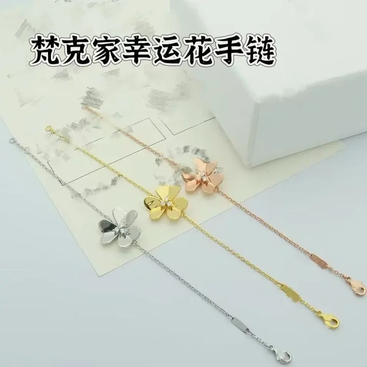 Four-leaf clover lucky clover bracelet women's petal titanium-plated steel pendant summer flower clavicle chain niche bracelet bracelet