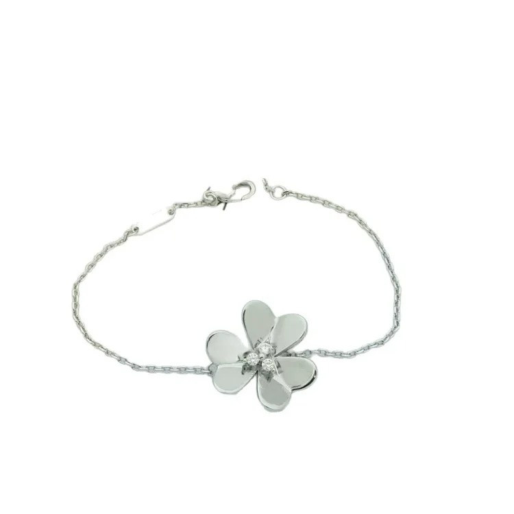 Four-leaf clover lucky clover bracelet women's petal titanium-plated steel pendant summer flower clavicle chain niche bracelet bracelet