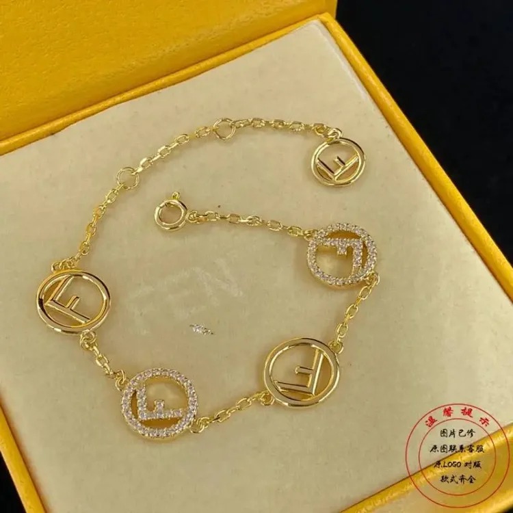 Diamond-encrusted hollow bracelet, fashionable ins style F letter gold simple bracelet for Valentine’s Day and for your girlfriend