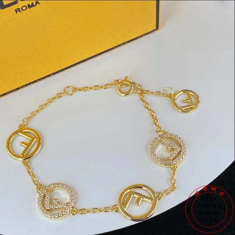 Diamond-encrusted hollow bracelet, fashionable ins style F letter gold simple bracelet for Valentine’s Day and for your girlfriend