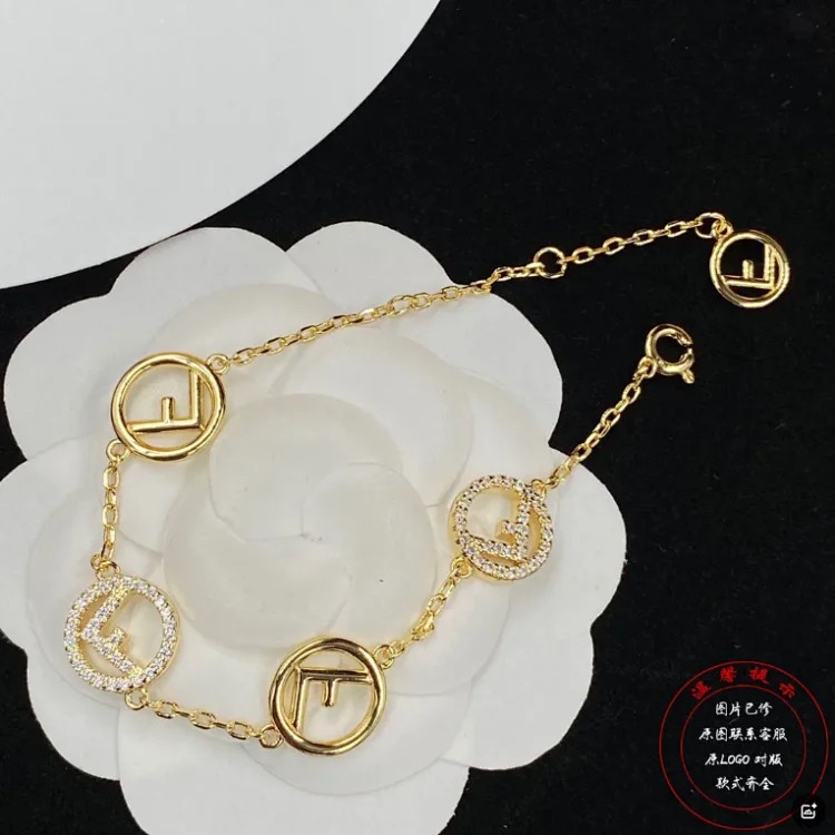 Diamond-encrusted hollow bracelet, fashionable ins style F letter gold simple bracelet for Valentine’s Day and for your girlfriend