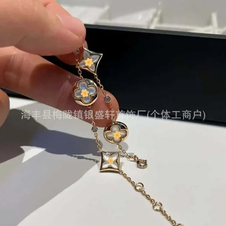 New amazonite old four five-flower bracelet women's high v gold and white mother-of-pearl pointed flower couple light luxury and versatile image 2