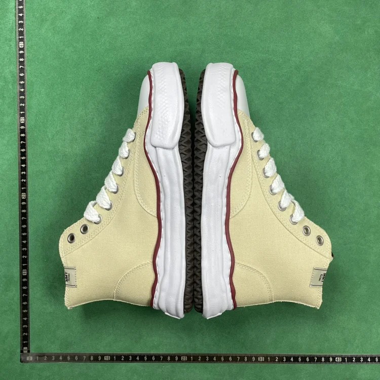 B6D round toe lace-up high-top fashion sneakers