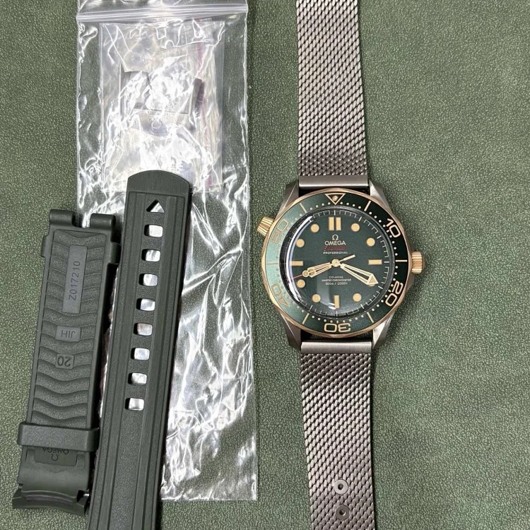 Apple Watch (1267) (extra charge for watch strap, please contact customer service)