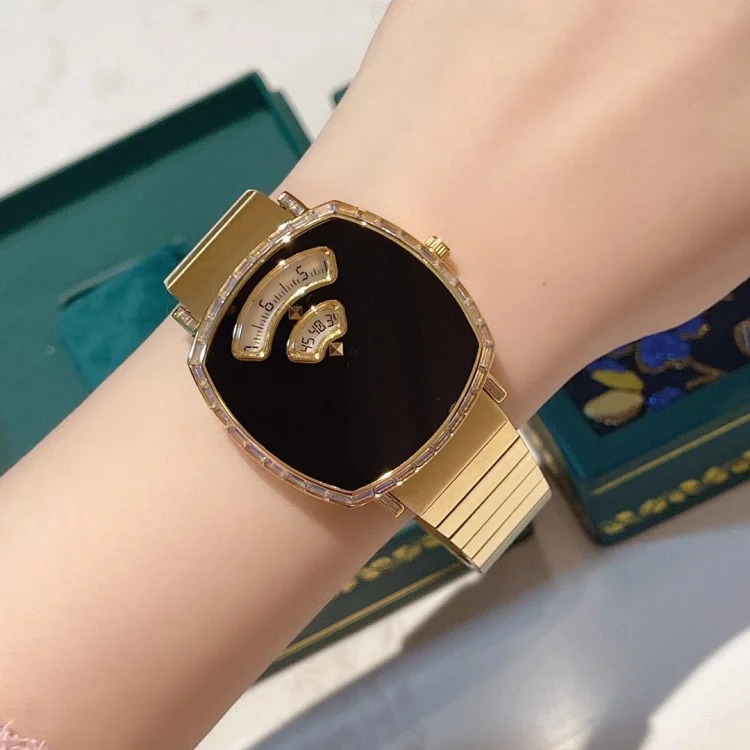 Guchi GUCCI GRIP high-end series watch.