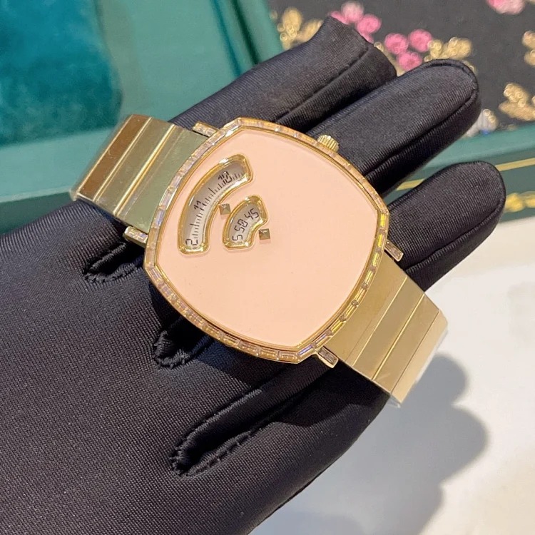 Guchi GUCCI GRIP high-end series watch.