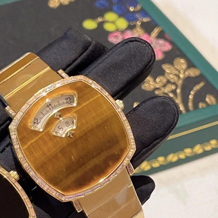 Guchi GUCCI GRIP high-end series watch.