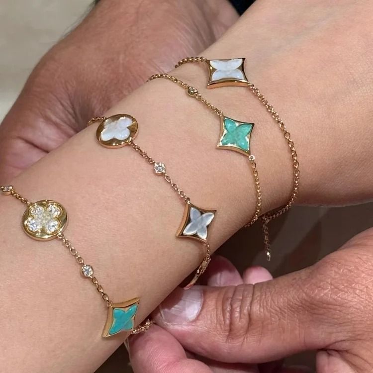 V gold new product amazonite old four five-flower bracelet women's high v gold white mother-of-pearl pointed flower light luxury versatile fashion