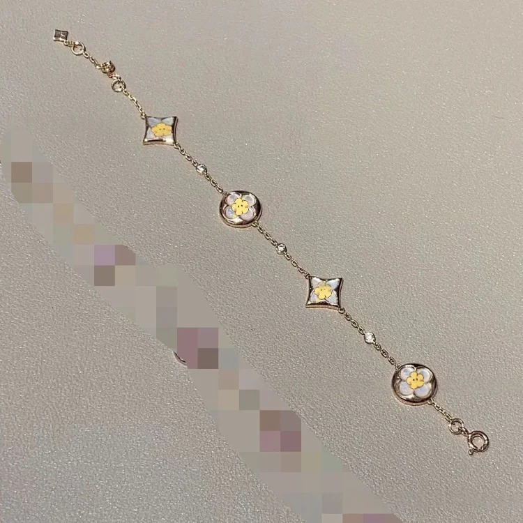 V gold new product amazonite old four five-flower bracelet women's high v gold white mother-of-pearl pointed flower light luxury versatile fashion image 2