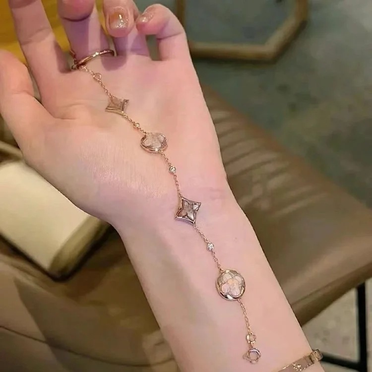 V gold new product amazonite old four five-flower bracelet women's high v gold white mother-of-pearl pointed flower light luxury versatile fashion image 3
