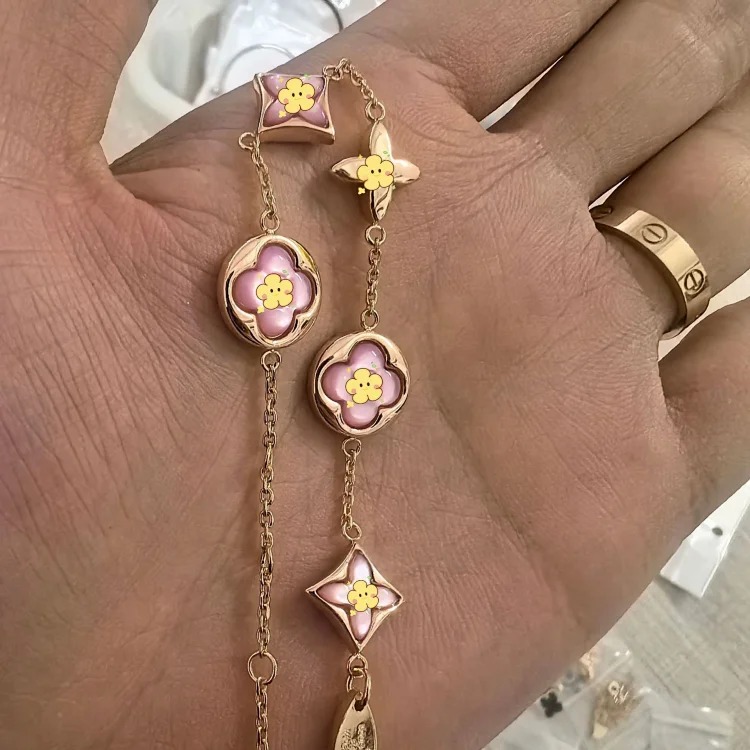 V gold new product amazonite old four five-flower bracelet women's high v gold white mother-of-pearl pointed flower light luxury versatile fashion image 5