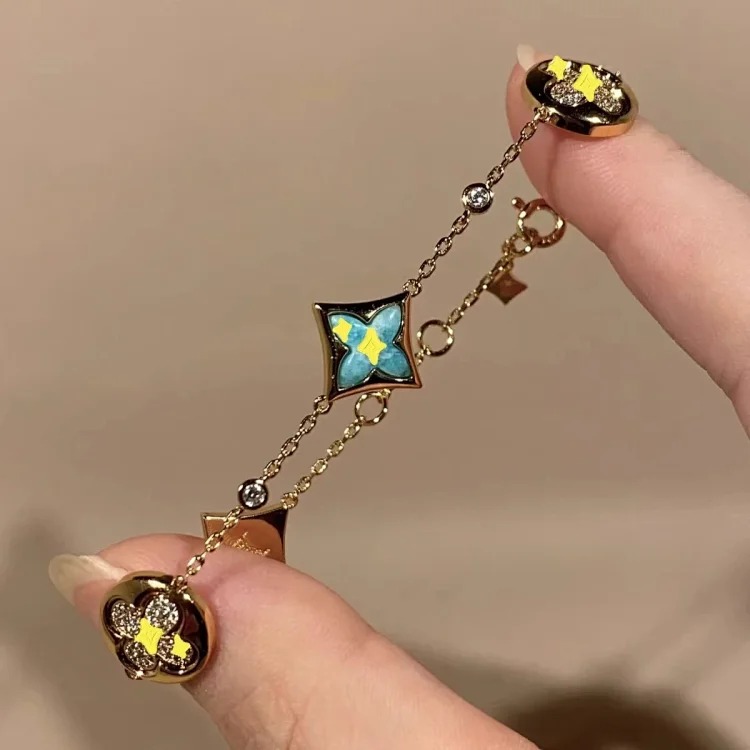 V gold new product amazonite old four five-flower bracelet women's high v gold white mother-of-pearl pointed flower light luxury versatile fashion image 6