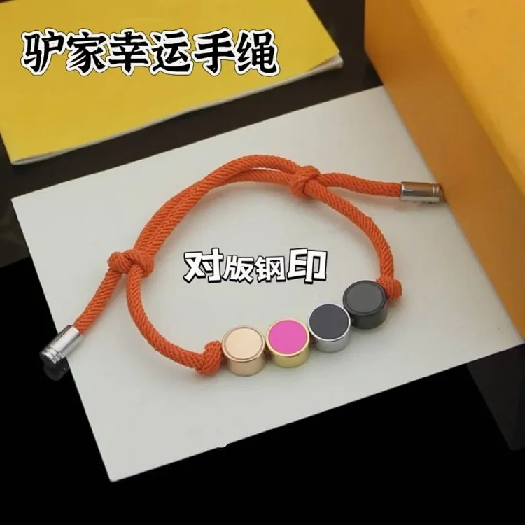 Louis Vuitton Alphabet presbyopic couple beaded dripping oil male and female couple bracelet ins wind transfer adjustable braided hand rope