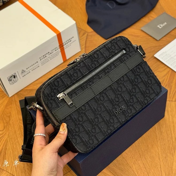 Louis Vuitton D presbyopic camera bag 22x15