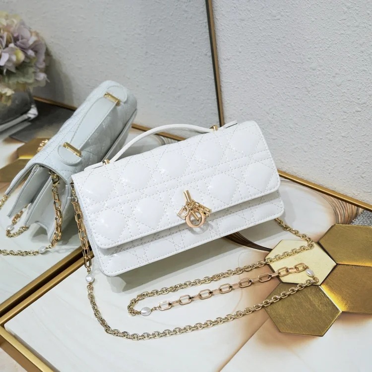 Genuine first layer sheepskin lady d pearl clutch